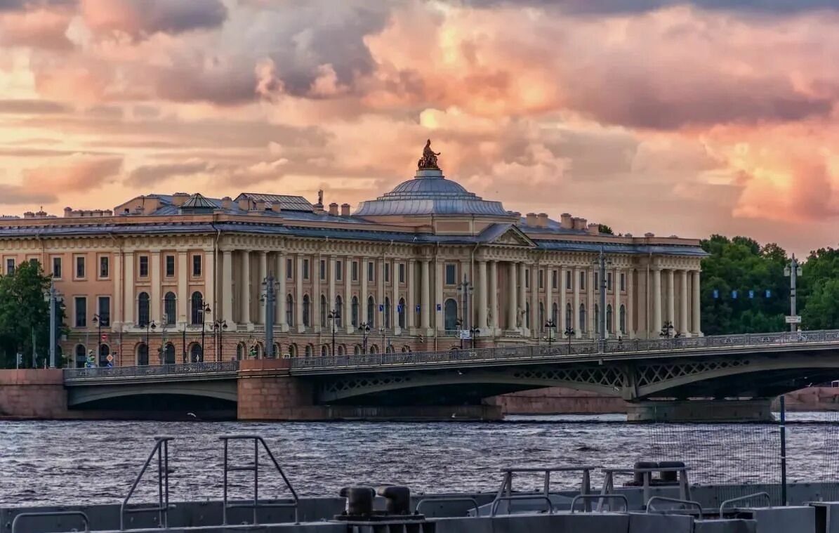 Академия спб. Здание Академии художеств в Санкт-Петербурге. Академия художеств Санкт-Петербург 1757. Здание Академии художеств в Петербурге. Императорская Академия художеств в Петербурге 1757.