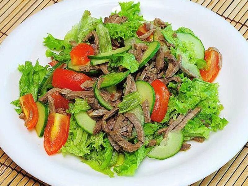 тайский биф салат. рецепт зеленого салата с говядиной. салат с мясом и овощами. салат с говядиной. тайский биф салат.