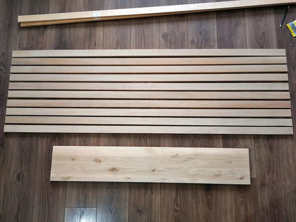 Рейка деревянная с фаской. Как сделать деревянную рейку. Рейки из лдсп egger. Отделка стен деревянными брусками. Деревянные рейки для рамок.