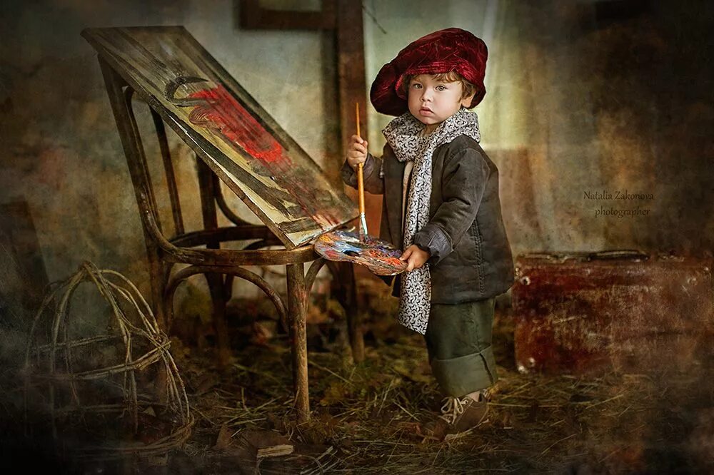 Картина мальчик с куклой на фоне окна. Фотосессия в стиле художника детская. Юный художник. Фотосессия ребенка в стиле художника. Ребенок художник.