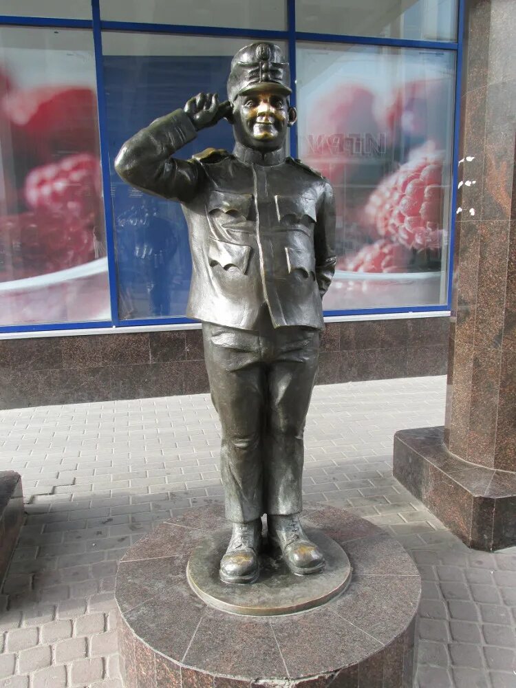 памятник йозефу швейку. памятник швейку в купчино. швейк санкт петербург. памятник швейку в купчино. памятник швейку в купчино.