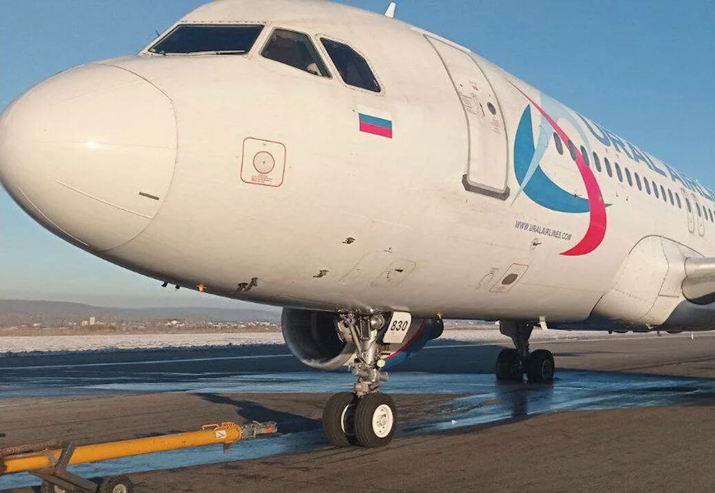 Иркутске душанбе самолет. Шасси а320. урал эйрлайнс самолеты. колесо самолета. а320 самолет.