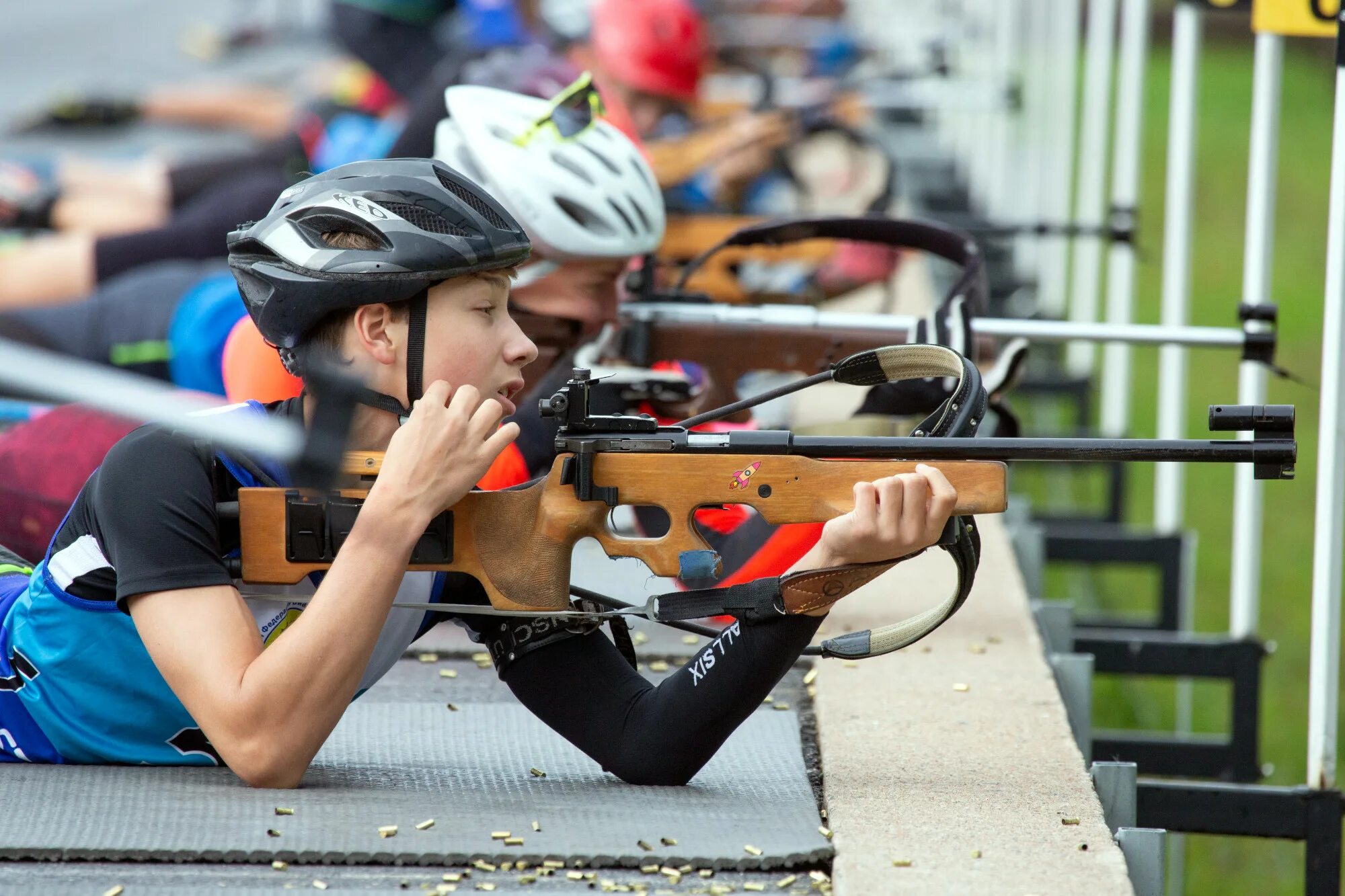 Полетнему или по летнему. Летний биатлон. Был чудесный безветренный день летом. Пишется слитно раздельно или через дефис. Информация по лагерю.