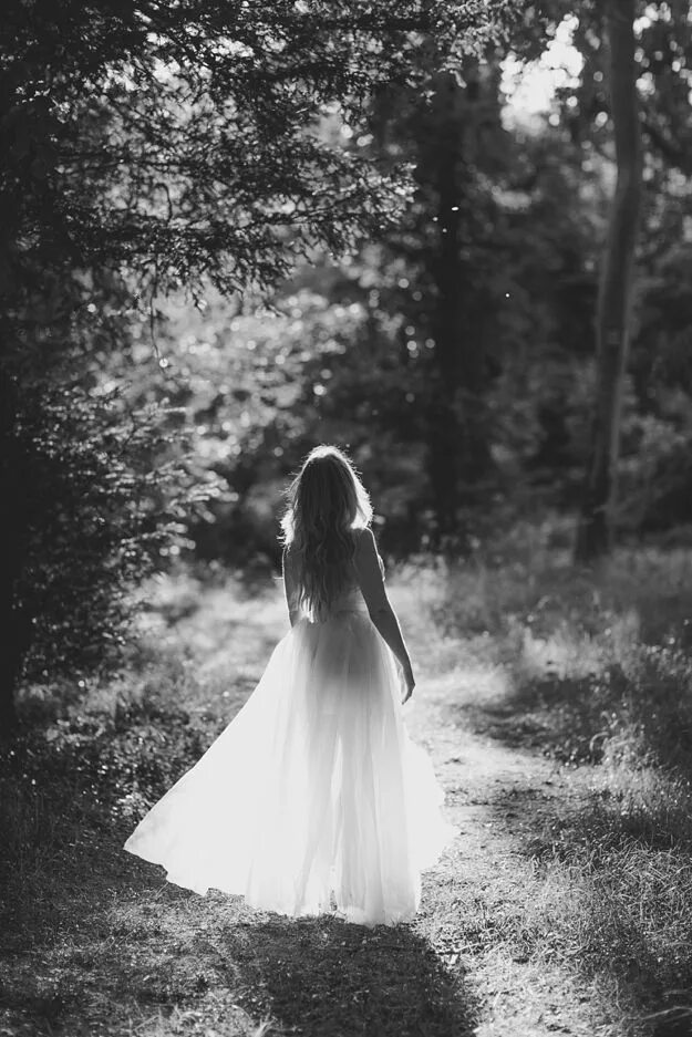 Фотосессия в белом платье. Девушка в длинном платье со спины. Фотосессия в свадебном платье на природе. Девушка в длинном белом платье.