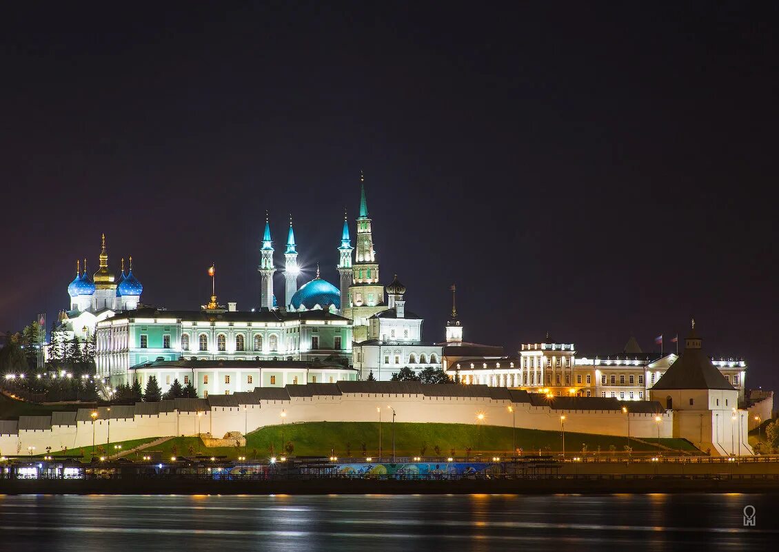 Казанский кремль факты. Ночной Кремль Казань. Казань.ночной вид на Кремль. Казань Кремль ночью.