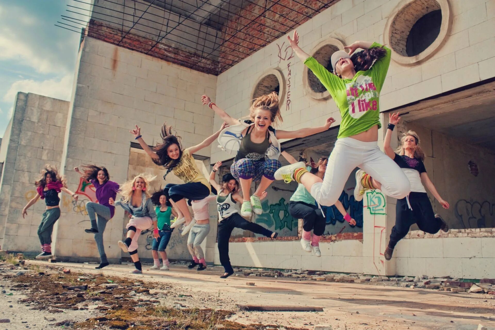 Современные танцы. Уличные танцоры. Молодежь танцует. Современные танцы на улице. Музыка среди молодежи