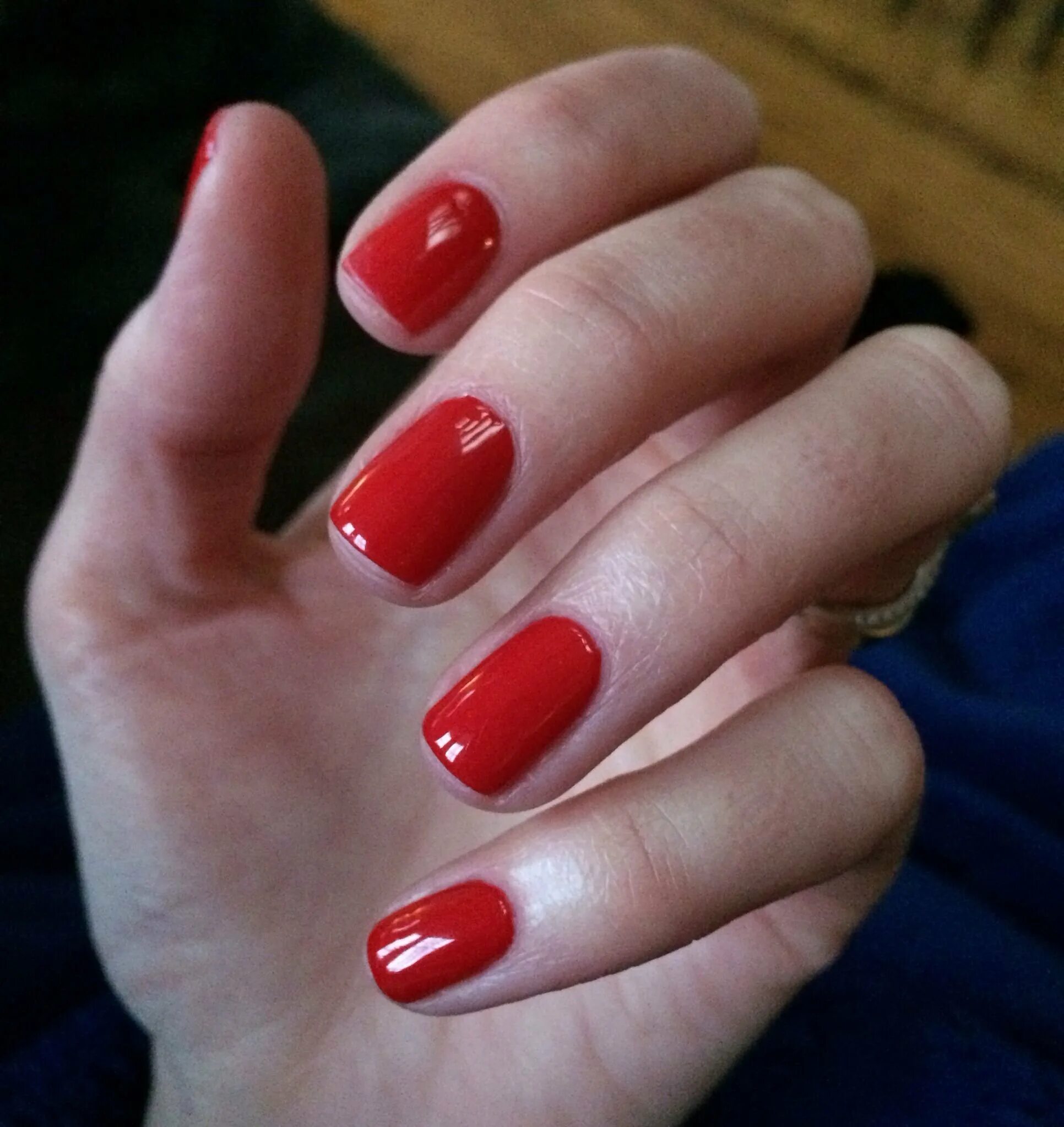 Ногти красным шеллаком. Гель лак cnd shellac red. красные ногти. классический красный маникюр. шеллак красный.