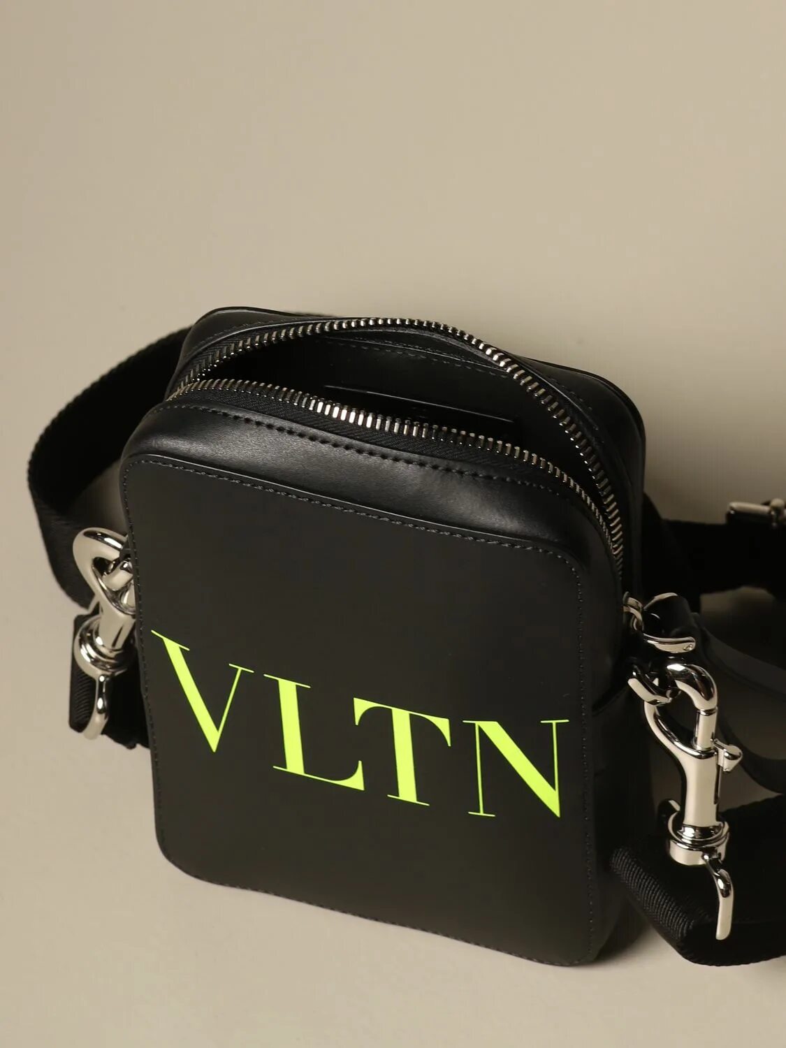 Мужская сумка валентино. Сумка валентино мужская. Сумка бежевая armani exchange. Сумка бежевая armani exchange. Мужская сумка через плечо валентино.