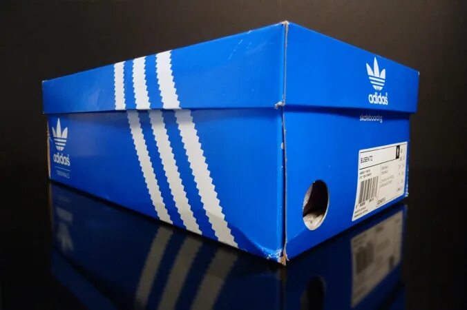 Adidas originals коробка. Коробка адидас. Оригинальная коробка адидас. Синяя коробка адидас оригинал. Коробка адидас оригинал.