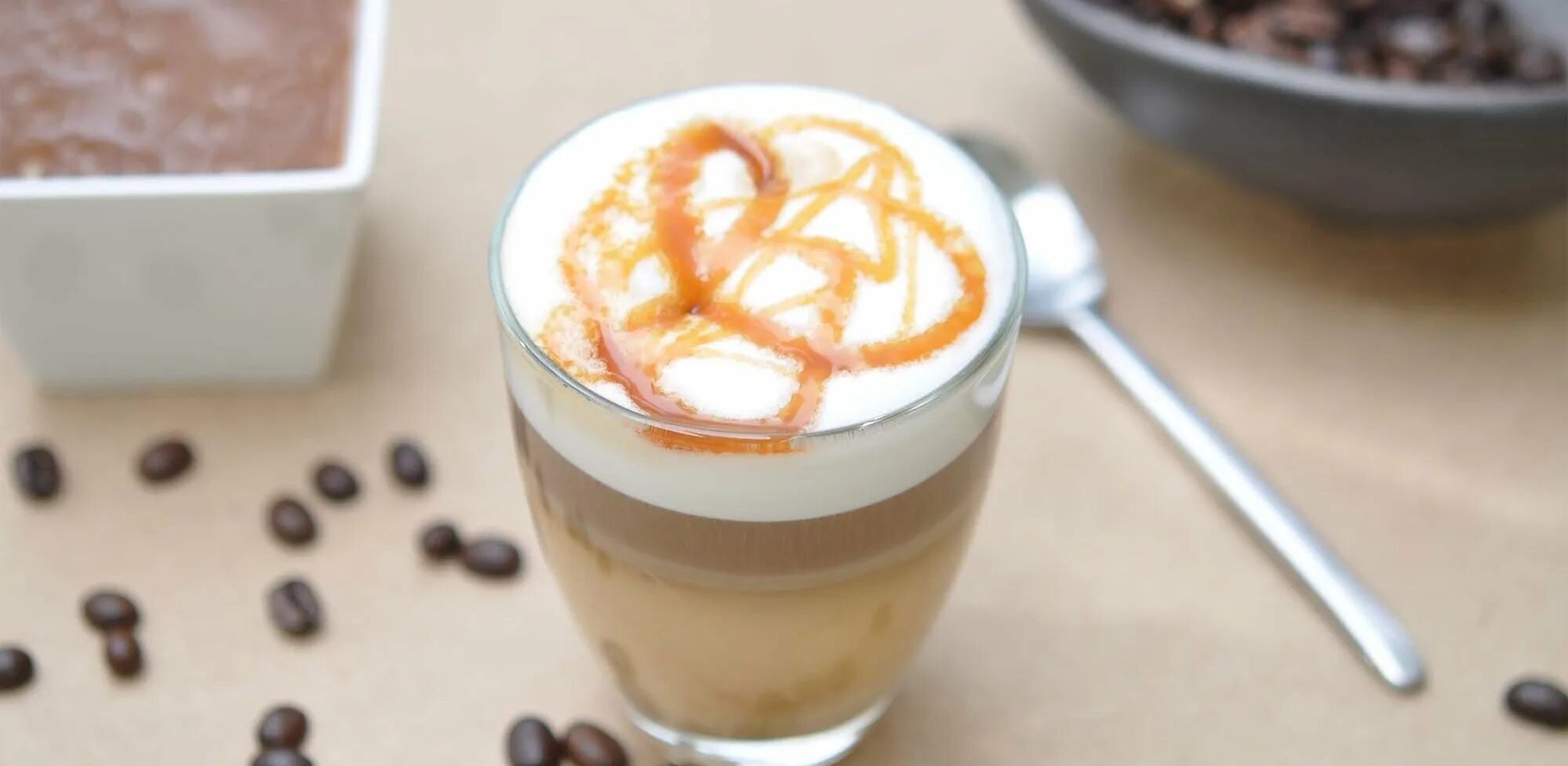 Топ карамельный раф. Caramel macchiato. кофе карамель макиато. раф с соленой карамелью. карамельный раф-кофе.
