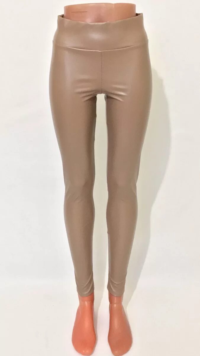 кожаные леггинсы бежевые. бежевые кожаные леггтнсы. бежевые лосины. бежевые кожаные легинсы. бежевые кожаные лосины.