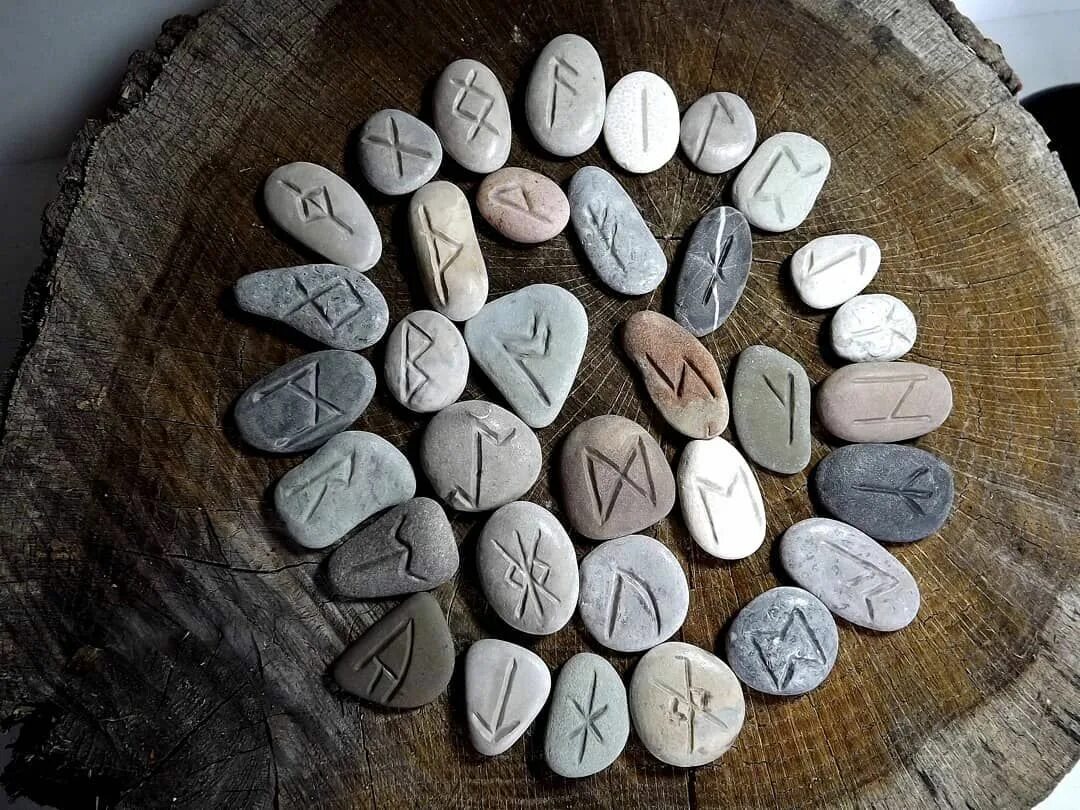 Letters and stones. Рунные камни Скандинавия. Каменные руны. Руны на камнях. Руны из камня.