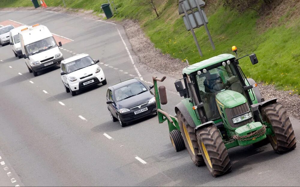 Тракторные дороги. Трактор в движении. Трактор едет по дороге. Трактор на дороге общего пользования. Движение трактора по автомагистрали.