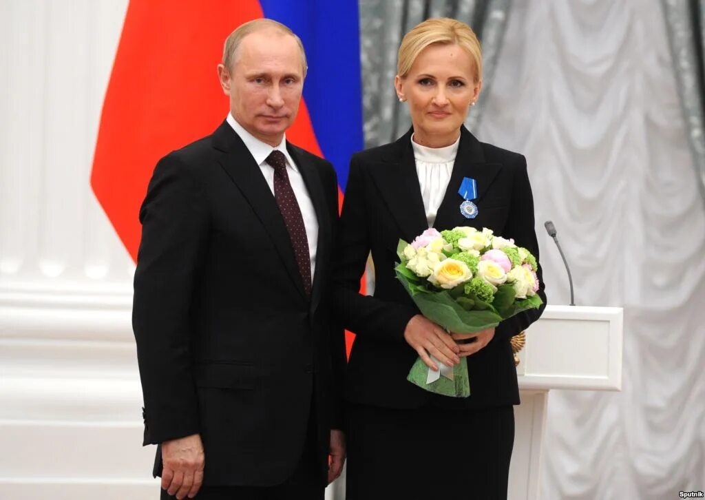 Женщина с видео с путиным. Женщина рядом с путиным. Женщина рядом с путиным везде. Женщина с видео с путиным. Стюардессы с путиным 2022.