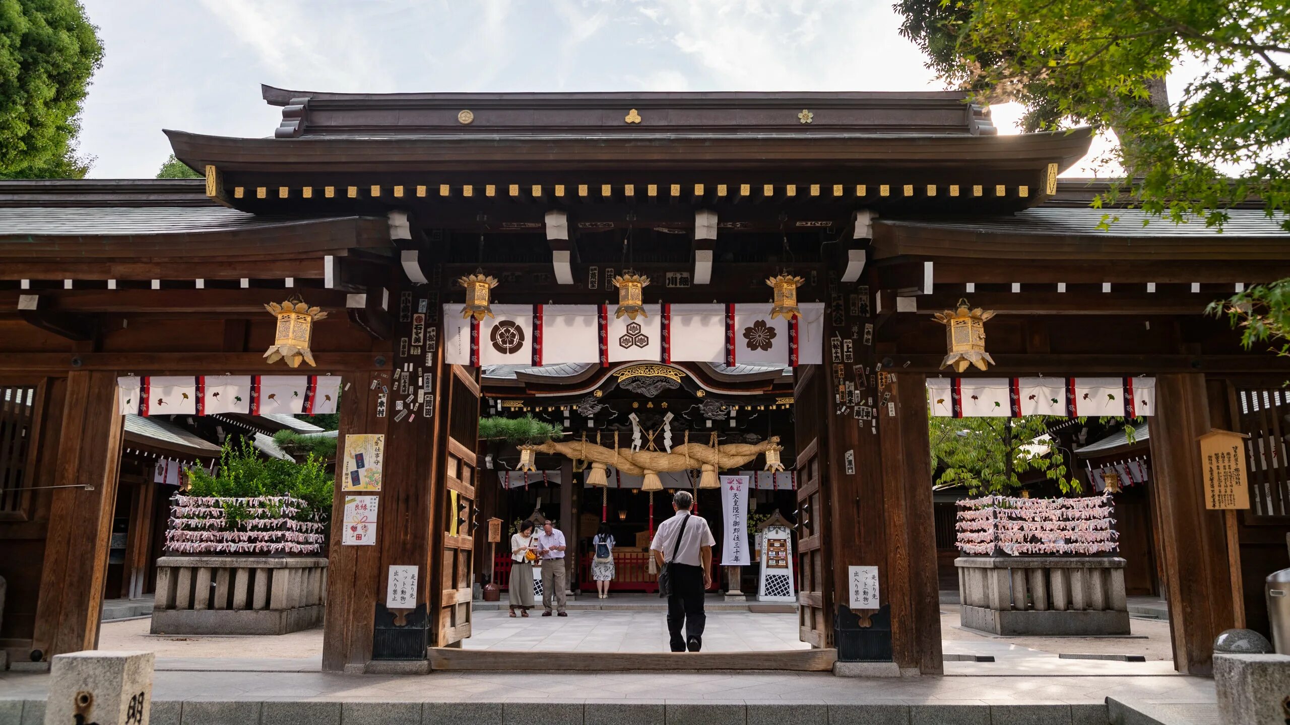 Shrine перевод. Кусида-Дзиндзя. Кицунэ-Дзиндзя зимой. Hirota Shrine. Torii at Itsukushima Shrine.