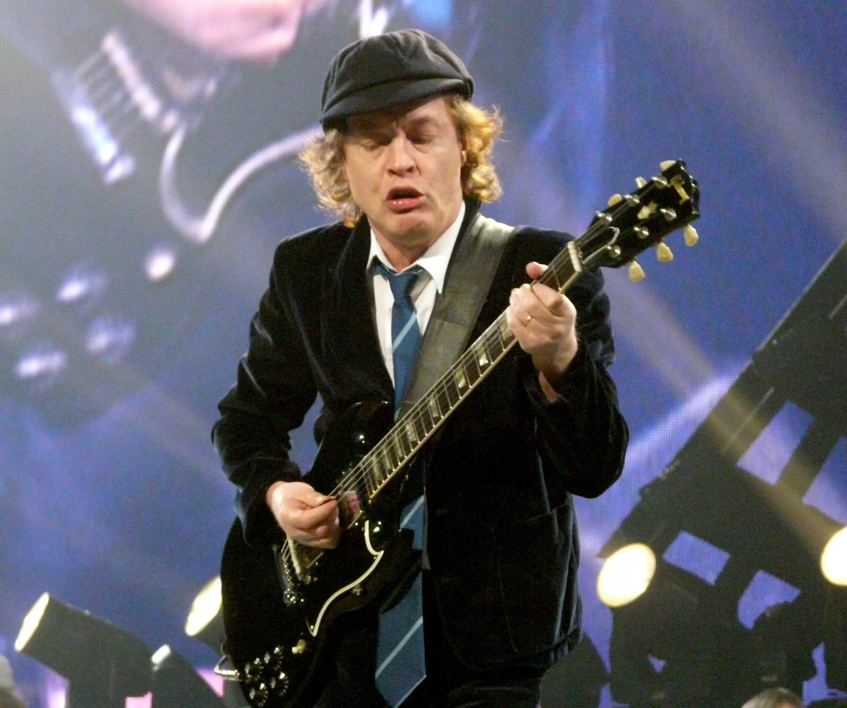 Гитарист AC DC Ангус. AC DC Angus young молодой. Ангус МАККИННОН. Angus young AC/DC гитара.