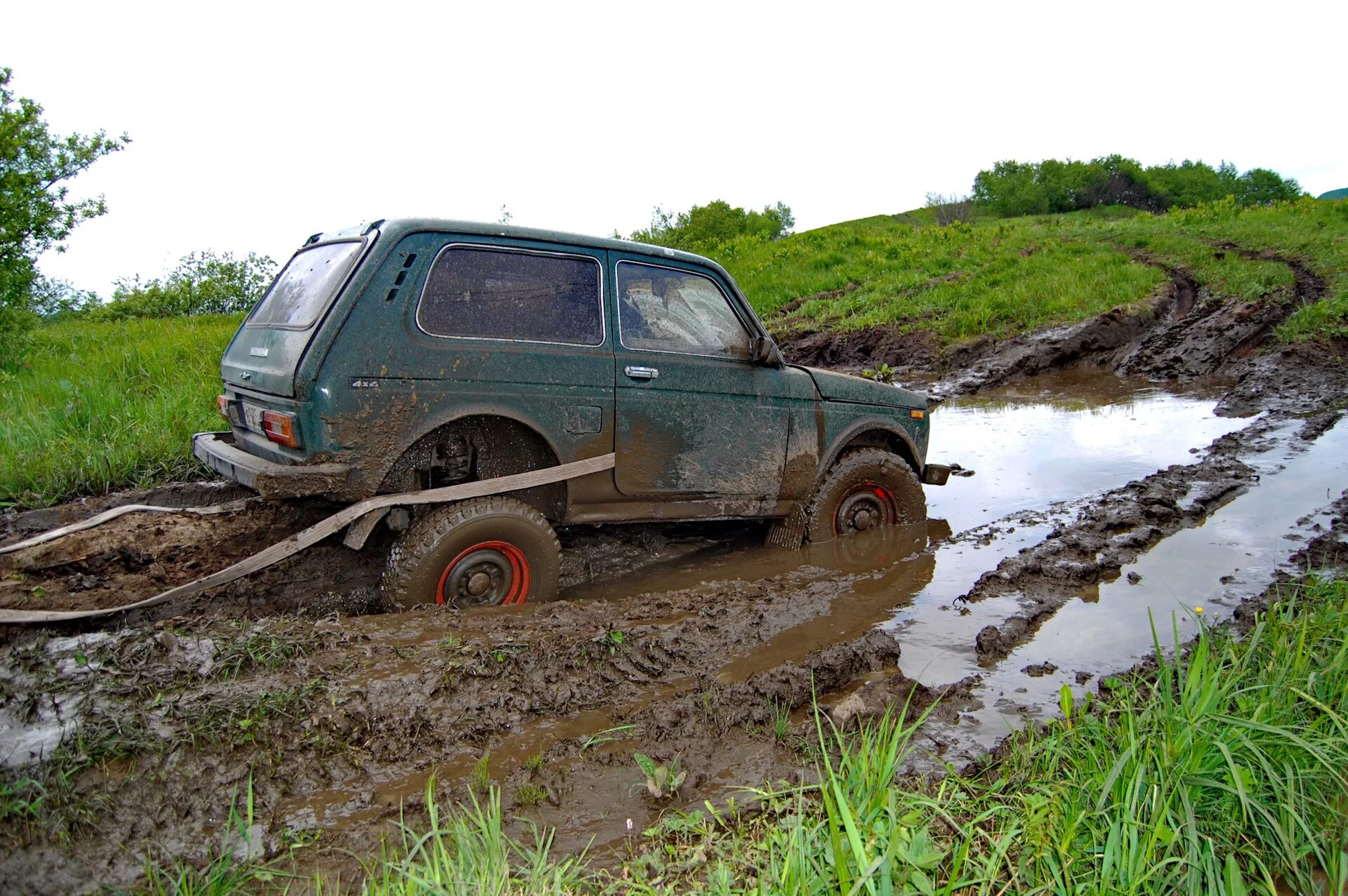 Синяя нива 2121 и грязь. Грязная лада нива 4х4. Нива 2121 в деревне. Нива 2121 едет. Ваз 2121 нива.