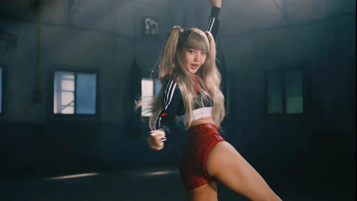 Блэк пинк квинка танец. Лиса блэк пинк мани. lalisa manoban 2025. лиса из blackpink money. лалиса манобан money.