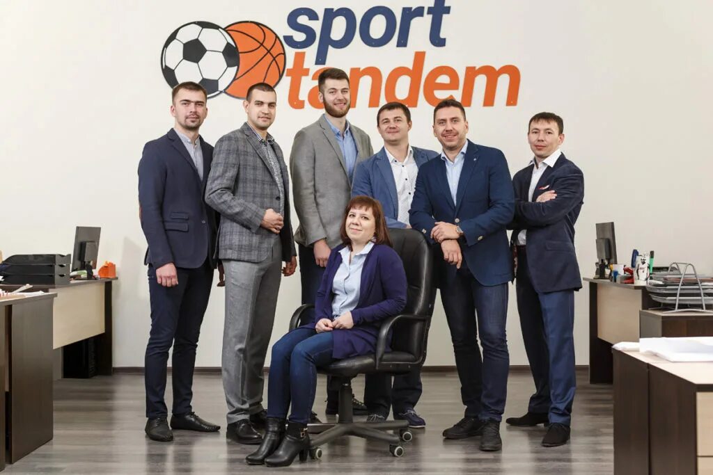 Sport company. летний корпоратив. спортивные организации россии. люди в спортзале. Sport company.