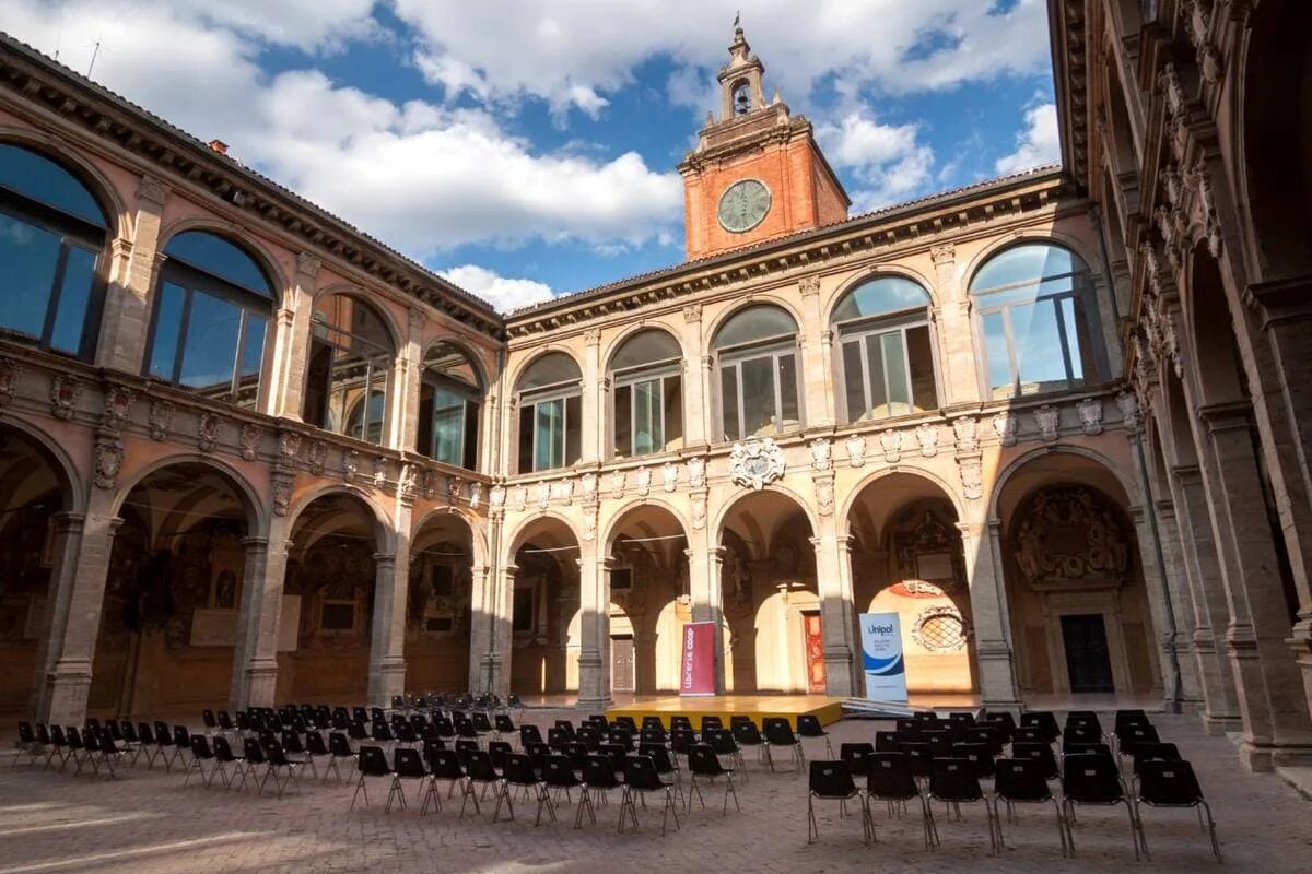 Самые первые университеты появились в. Болонский университет (Италия, Болонья). Болонский университет Италия 1088. Средневековый университет в Болонье. Университет в Болонье в средние века.