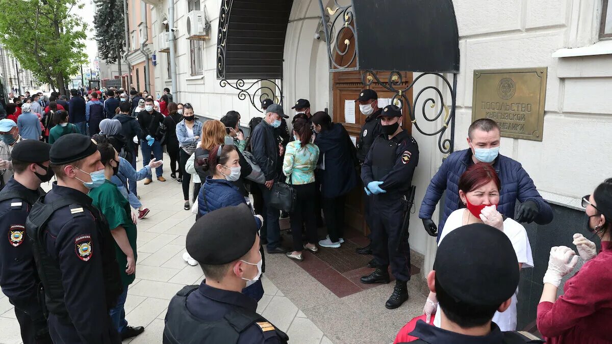 Киргизское посольство в москве. Посольство Киргизии в Москве. Москва Фасолства Киргизии. Консотдел посольства Киргизии в Москве. Консул Киргизии в Москве.