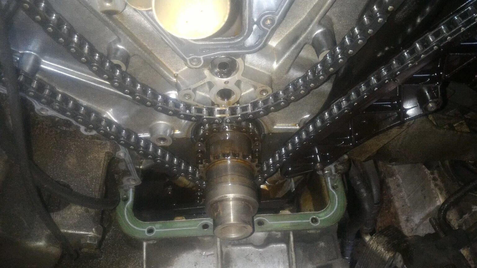 2101 удлинитель натяжителя цепи. Шпилька натяжителя 2101. Течь масла цепи. Течь масла 150 тойота. Течь масла цепи.