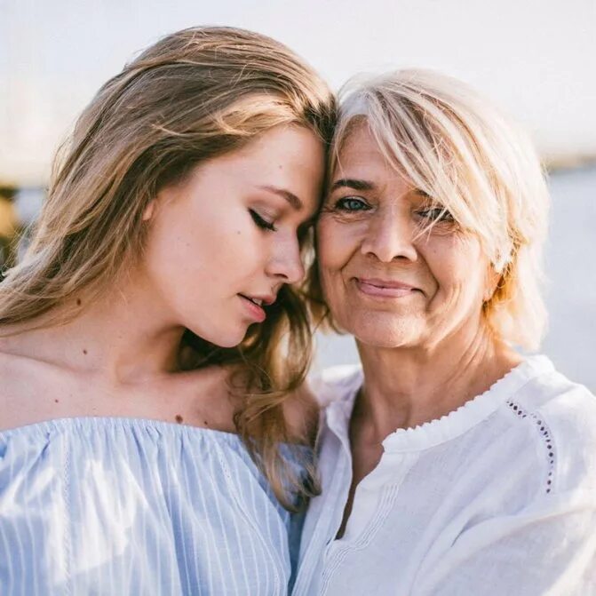 Фотосессия мама и дочь. Мама с ребенком улыбаются. Три поколения женщин. Дочь милы йовович фото. Счастливые отношения с мамой.