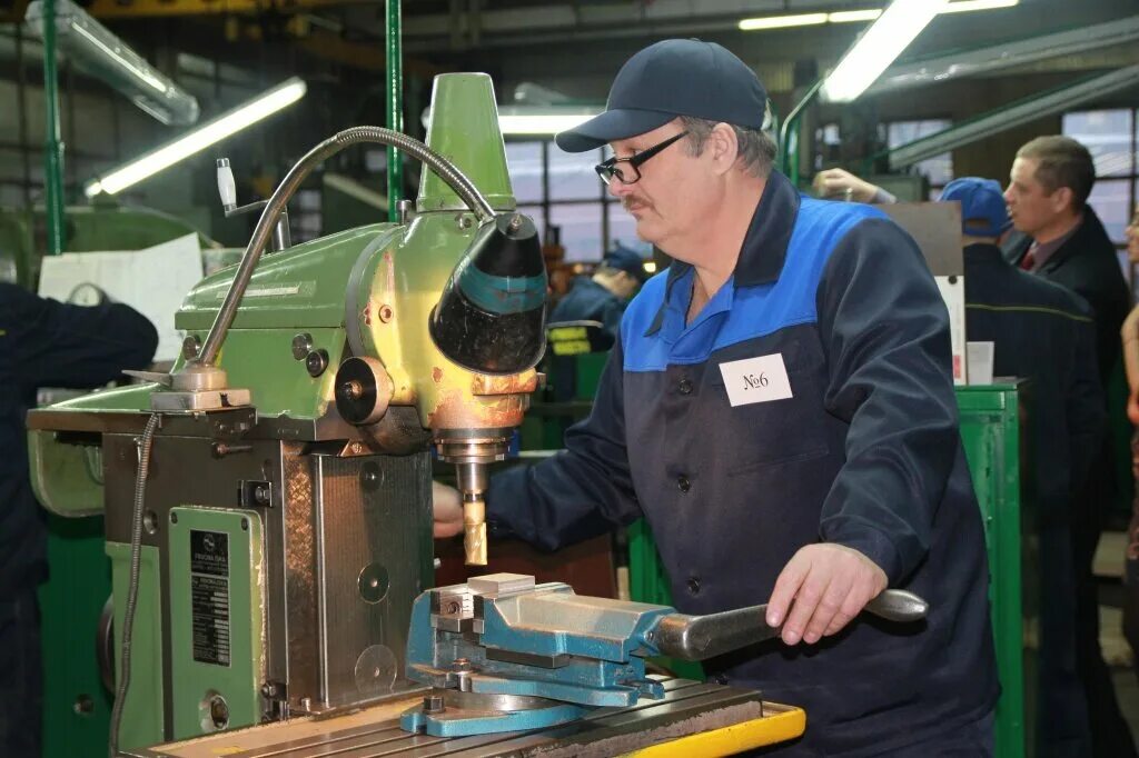 Токарь фрезеровщик. Токарь фрезеровщик. Профессия токарь. Профессия фрезеровщик. Профессии фрезеровщик токарь.