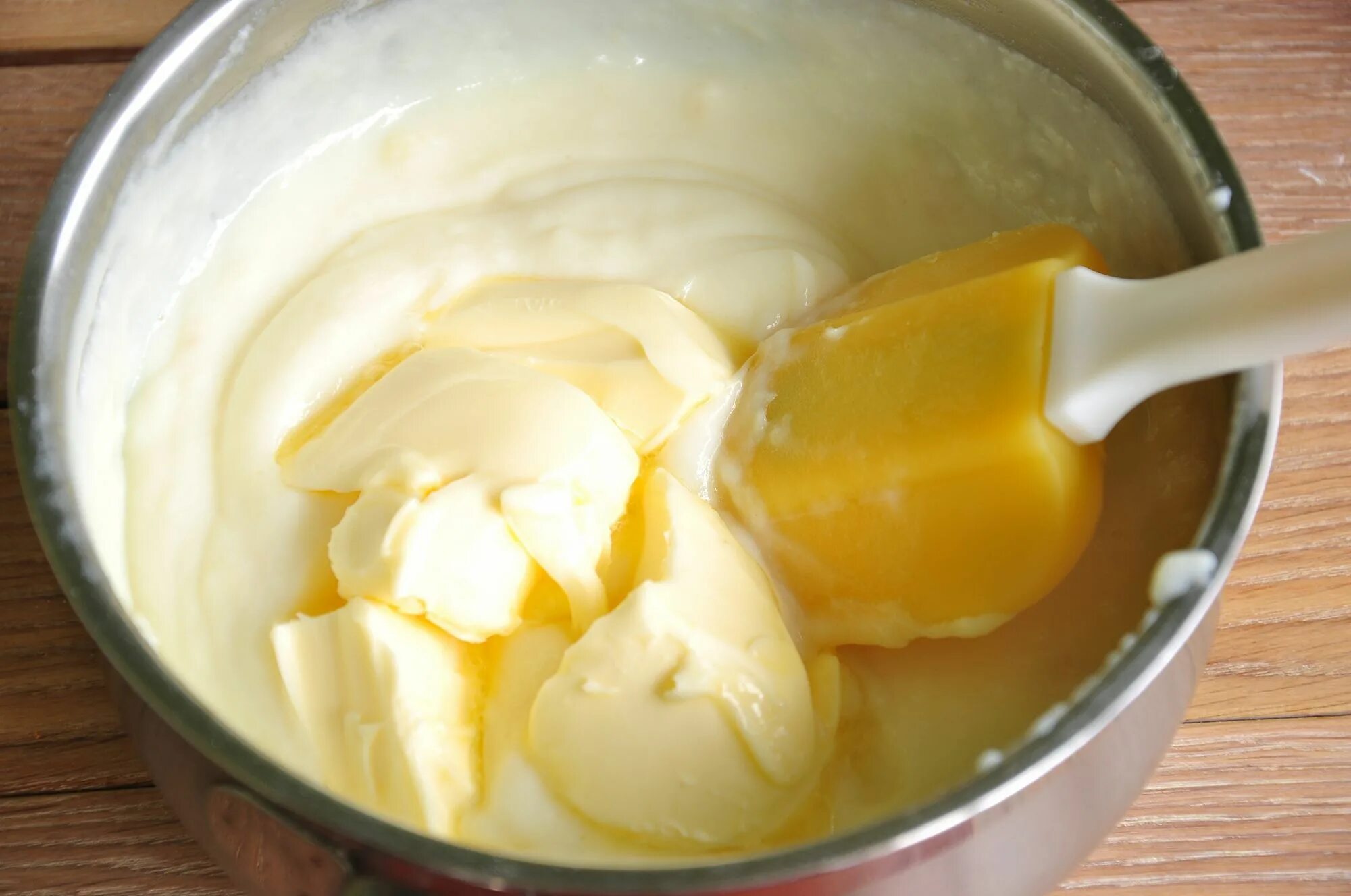 Заварной крем классический простой рецепт. Заварной крем. Заварной крем с маслом. Яичный заварной крем. Заварной крем из яиц.