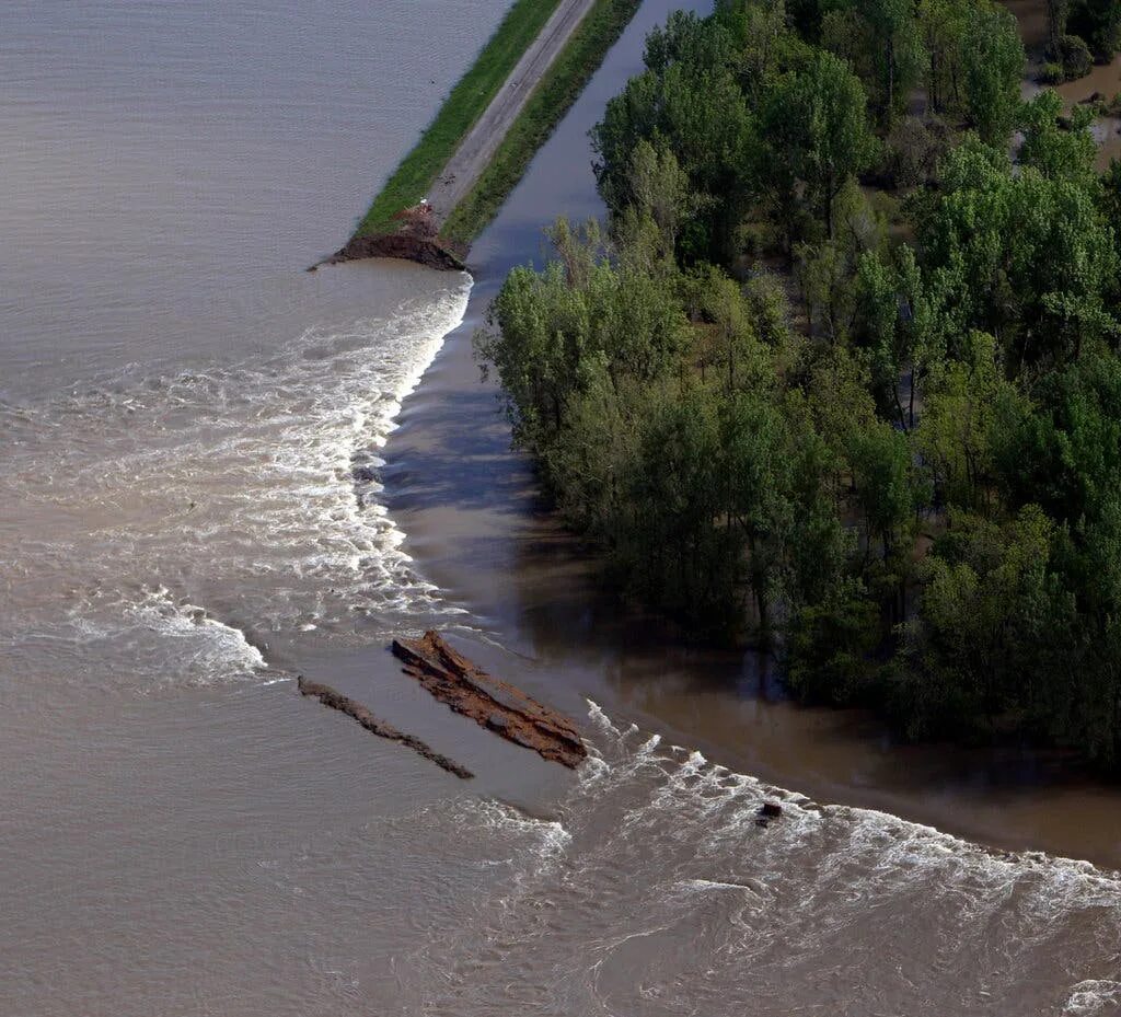 Вода выходит с реки. Разлив Миссисипи. Река Миссисипи наводнение. Берег реки Миссисипи. Миссисипи дамба.