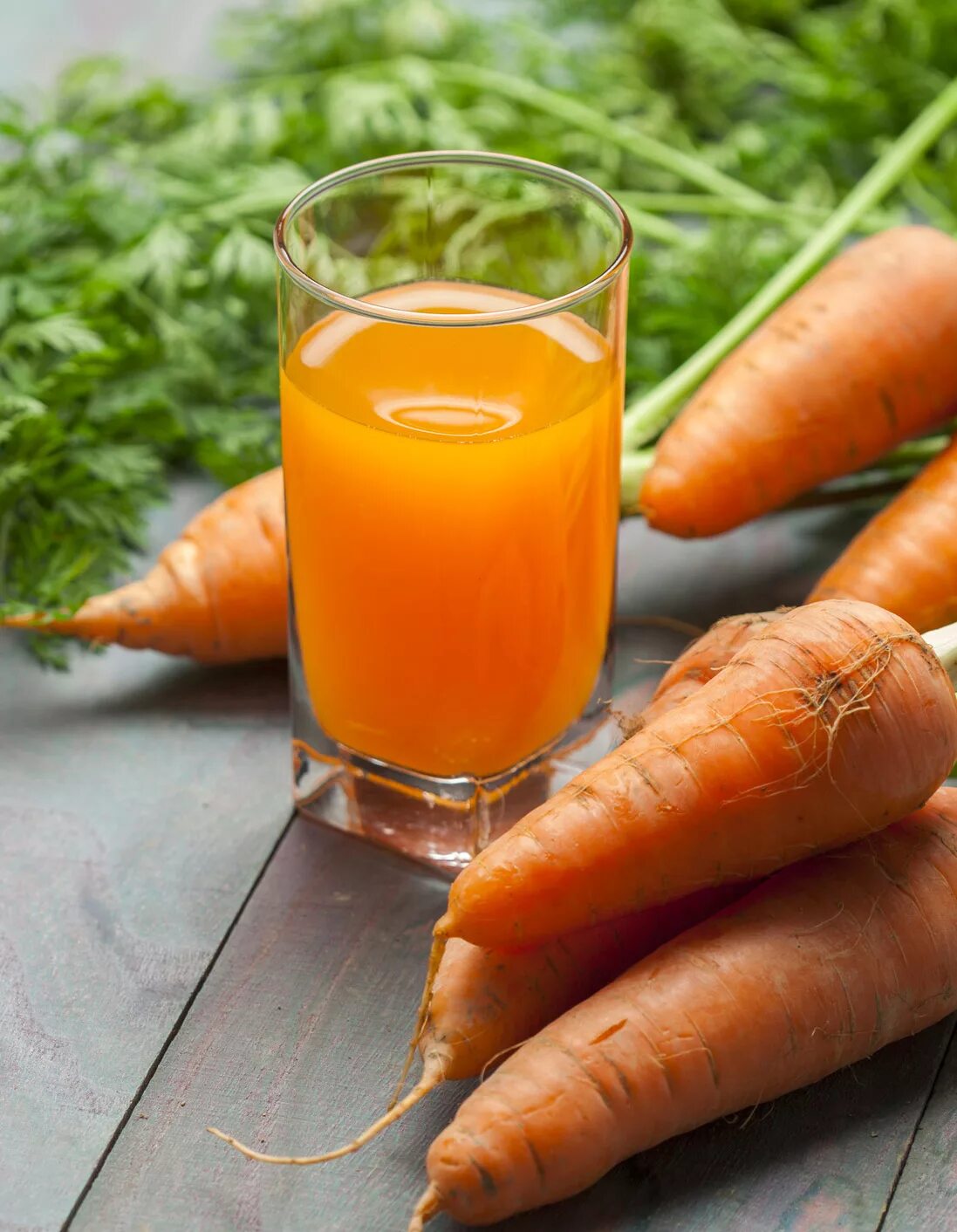 Морковный сок. Морковь сок. Сок морковный витаминный. Свежевыжатый сок морковь.