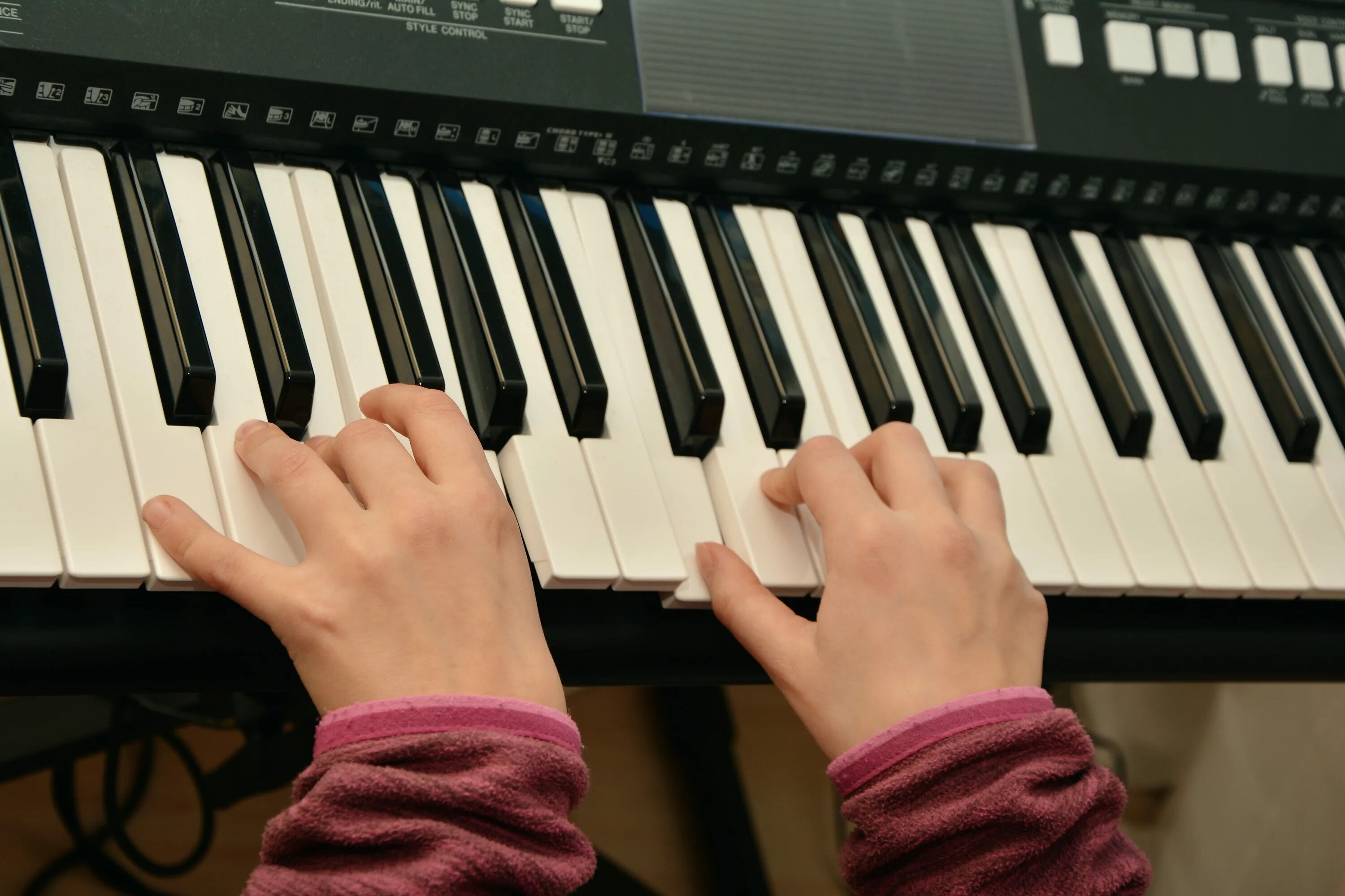 Пианино музыкальный инструмент. Руки на синтезаторе. Синтезатор (музыкальный инструмент). Игра на пианино.