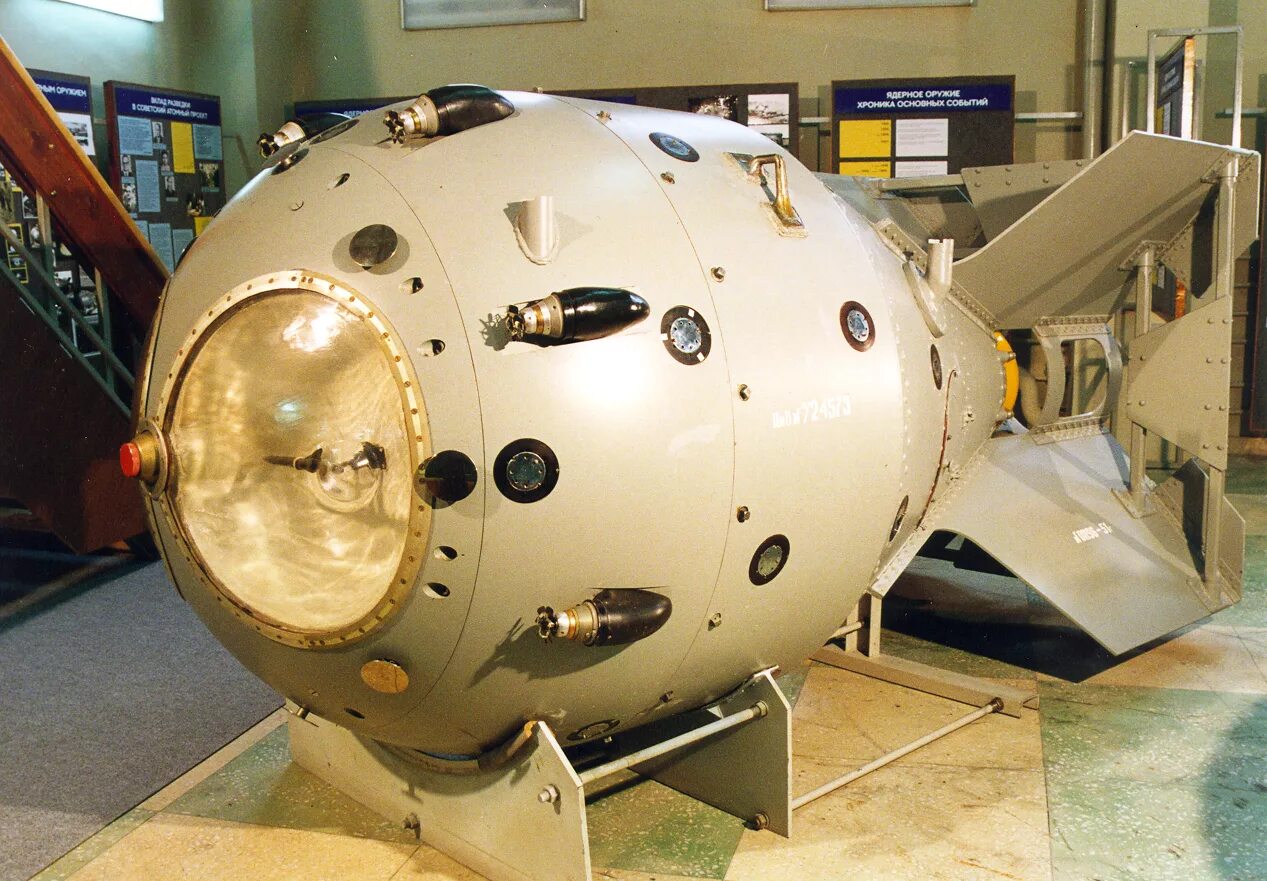Первая Советская атомная бомба РДС-1. Ядерная бомба СССР РДС 1. Советская атомная бомба Курчатов. Первая атомная бомба СССР Курчатов. Советская атомная бомба дата