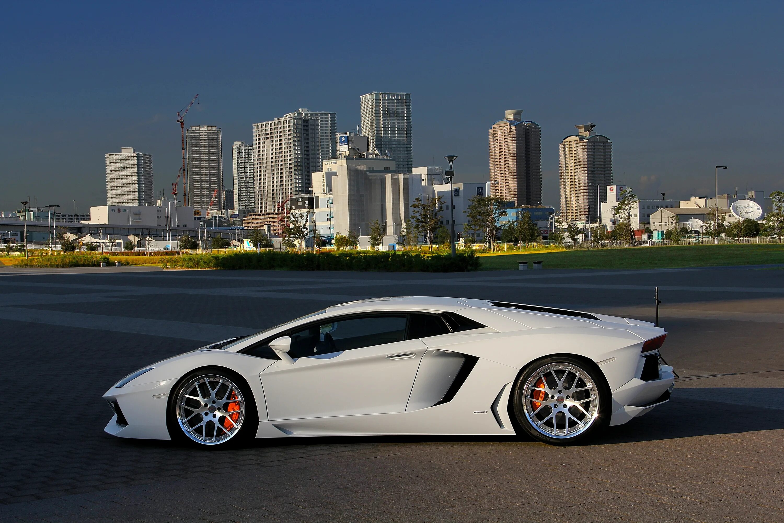 Ламборджини авентадор. Lamborghini Aventador lp700-4 White. Белая Lamborghini Aventador 700 LP. Lamborghini Aventador белый. Красивые машины цены