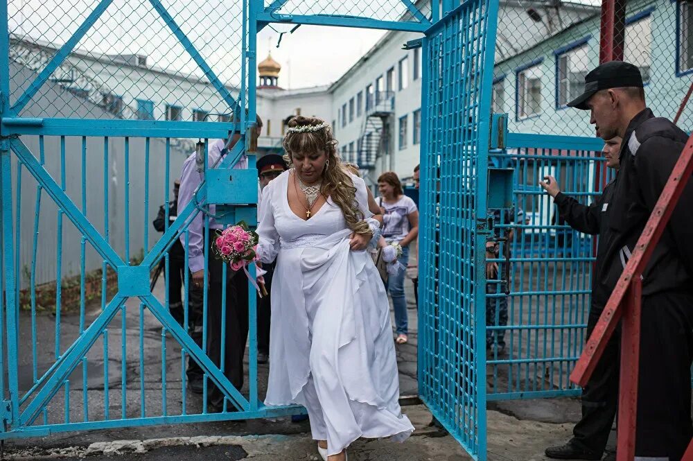 Муж попал в тюрьму. Свадьба в тюрьме. Свадебное платье в тюрьме. Свадьба в женской колонии. Женщины в тюрьме свадьба.