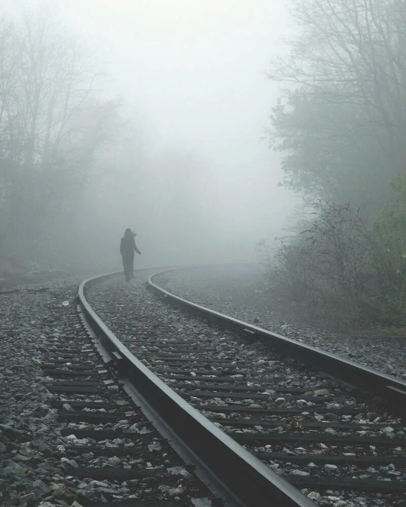 Унесет в никуда. Уходящий в даль. Человек уходит в даль. Уходящий человек. Человек уходящий в никуда.