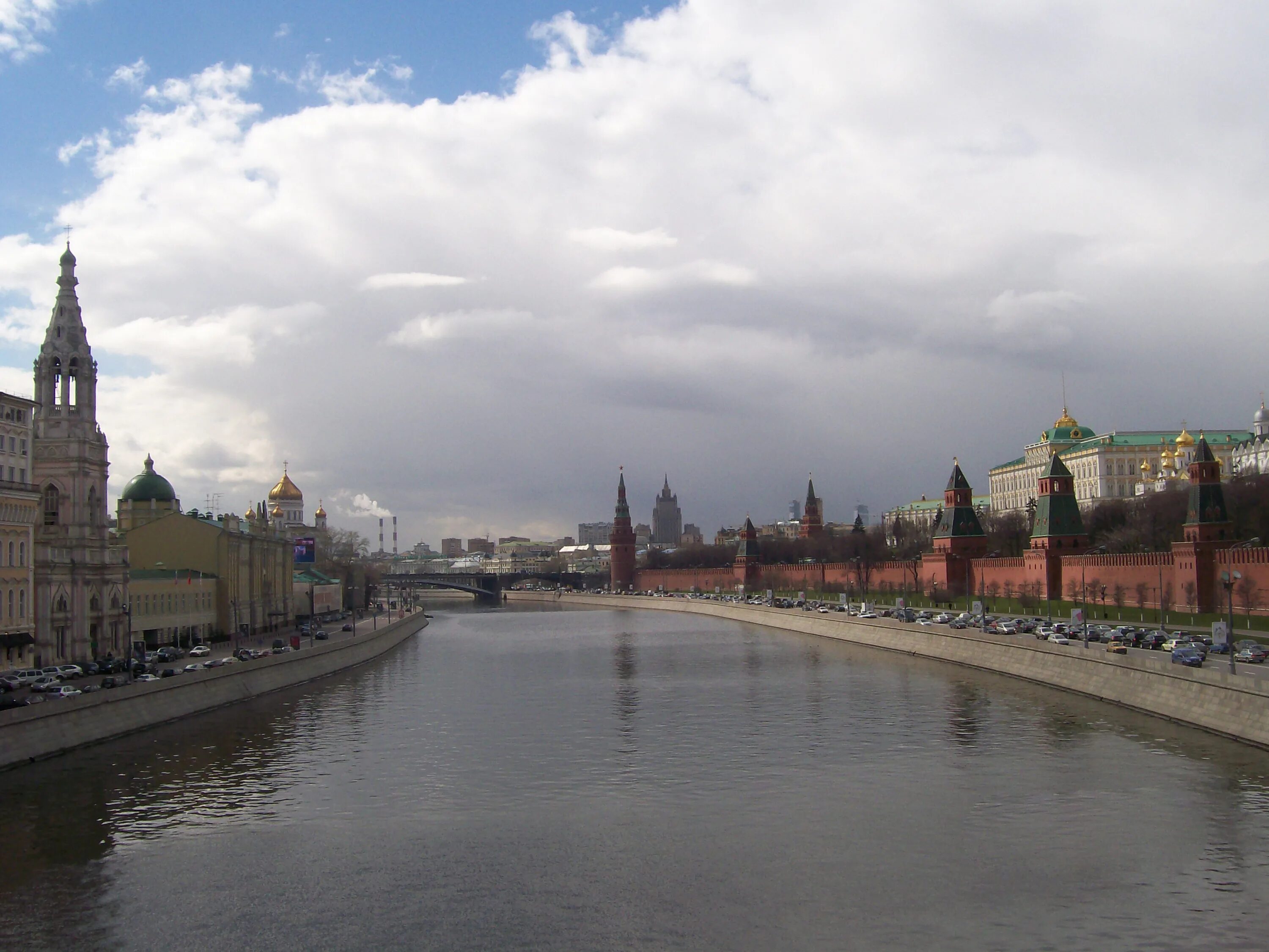 Большая река в москве. Набережная Москва реки Новоспасский. Москва река в Москве. Вид на Кремль с Москва реки.