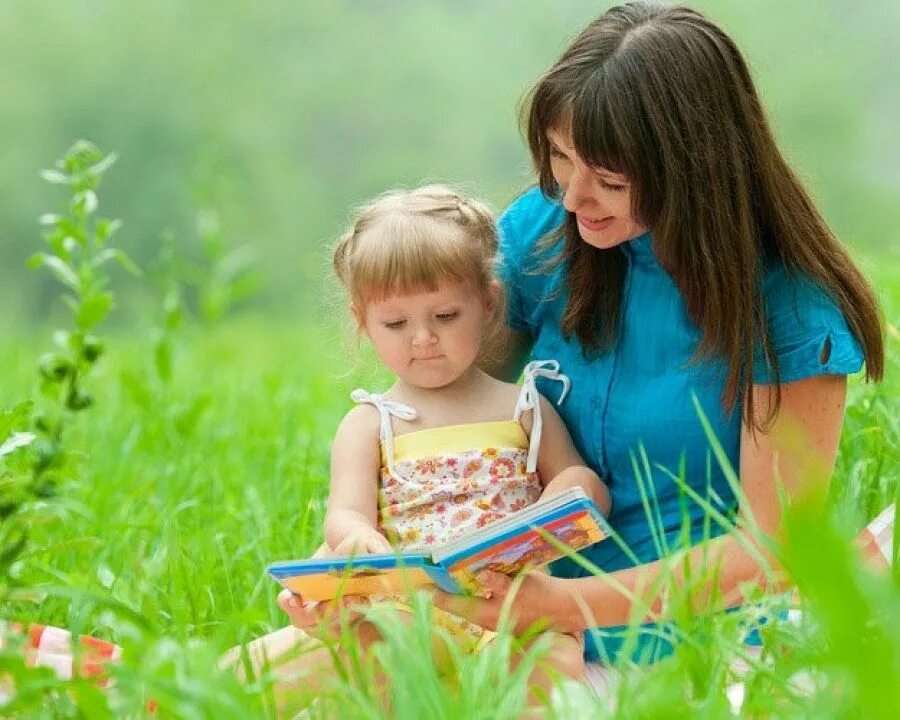 Мама читает ребенку. Сказки для детей. Воспитатель с детьми на природе. Мама и ребенок читают на природе. Ребенок читает стих маме