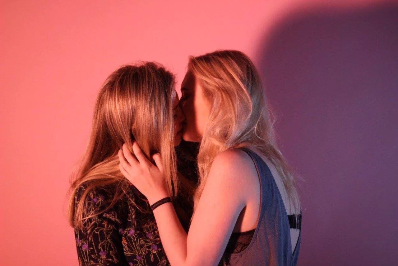 Lesbian society. Поцелуй девушек. Девушки целуются. Поцелуй двух девочек. Девушка целует девушку.