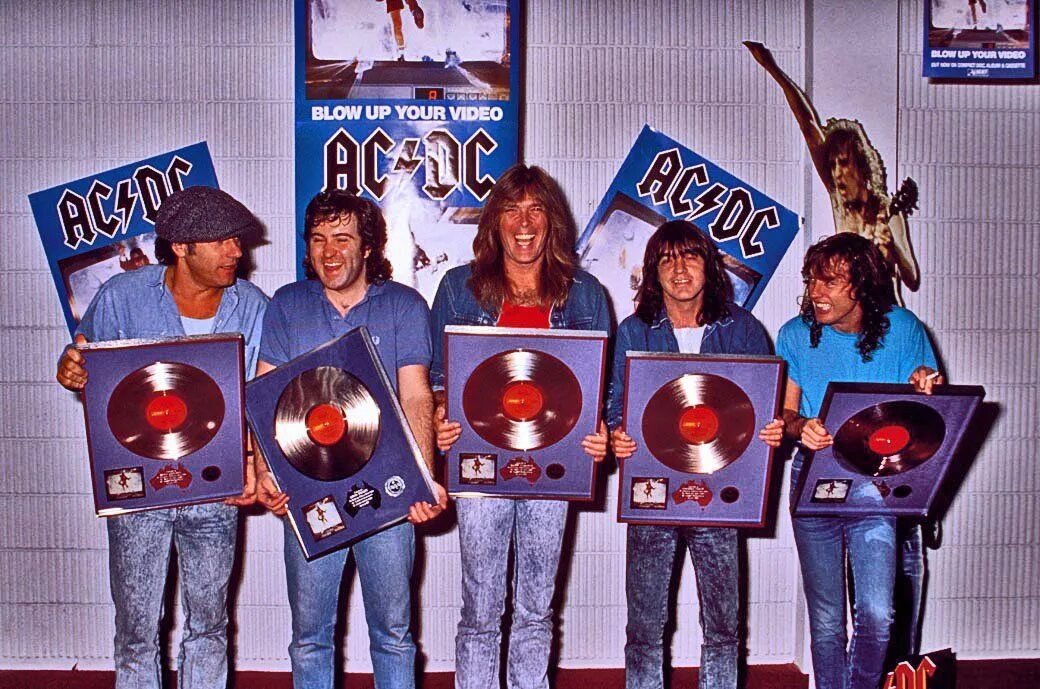 Ритм гитарист группы ас дс. Ac/dc – blow up your video. Футболка ac dc blow up your video. Ac dc dirty deeds done dirt cheap обложка. Ac/dc – blow up your video.