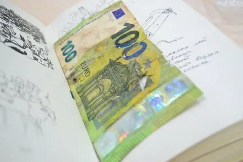 Надорванная купюра евро
