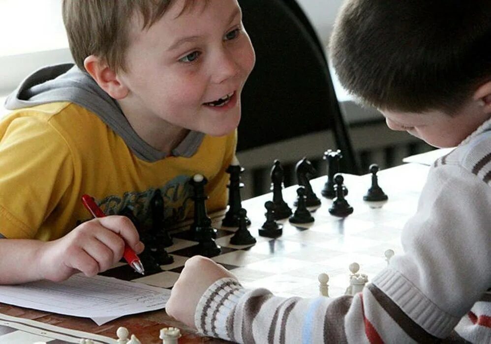 Обучение шахматам школа шахмат. Маккензи шахматист. шахматы для детей. дети кружки шахматы. шахматы в начальной школе.