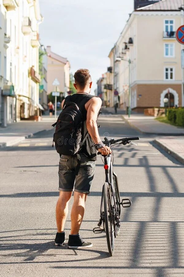 Пацан едет на велике под рамку. Giant fastroad sl 2. Giant fastroad e+ 2 pro (2021). Человек идет с велосипедом. Человек идет с велосипедом.
