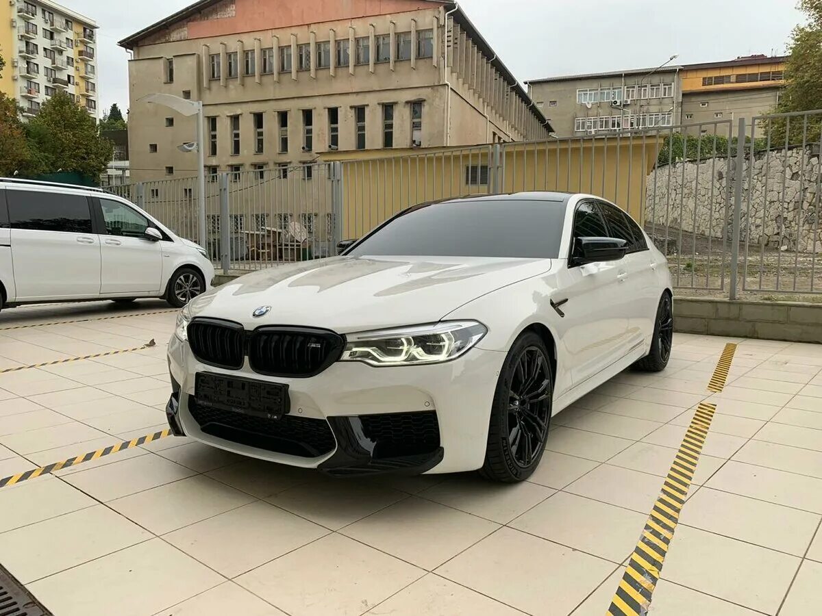 Бмв ф90 ахмеда венгалби. BMW m5 белая. БМВ м5 ф90 белая. BMW m5 f90 White. BMW m5 f90 Competition White.