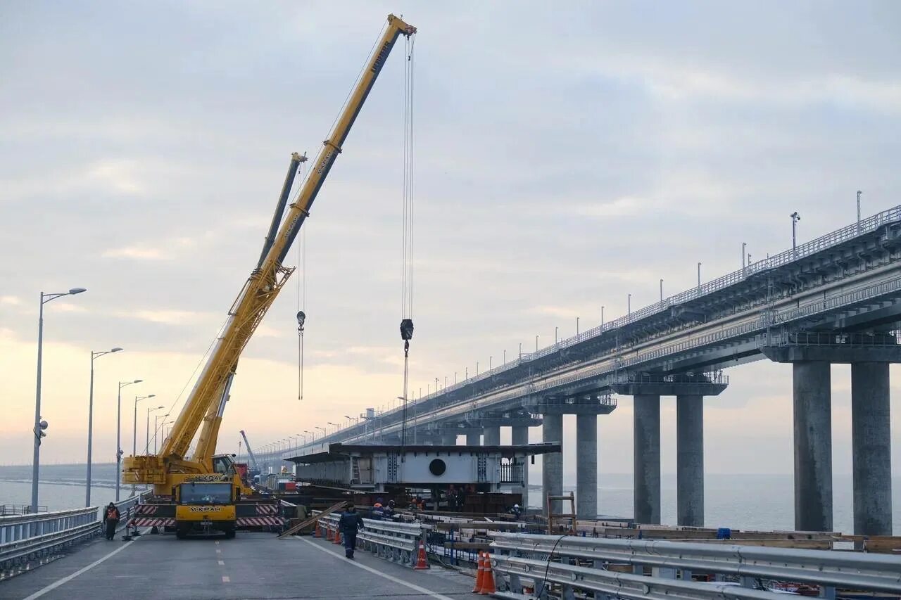 Проезд крымского моста последние новости. Крымский мост 2025. крымский мост надвижка. крымский мост хуснуллин. монтаж пролета крымского моста.