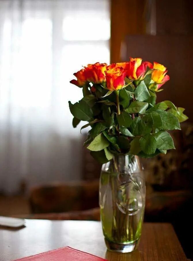 Чтобы букет роз долго простоял. Цветы в вазе. Букеты цветов в вазах. Цветы в вазе на столе. Букет на столе.