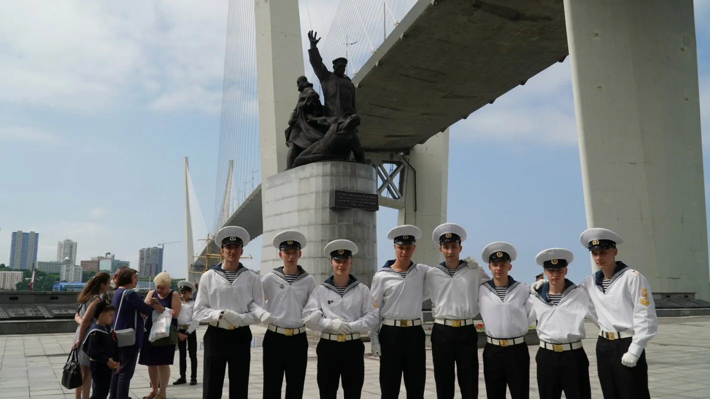 Моряки. Моряк ВМФ. ВМФ Владивосток. Памятник морякам торгового флота во Владивостоке. Морякам торгового флота