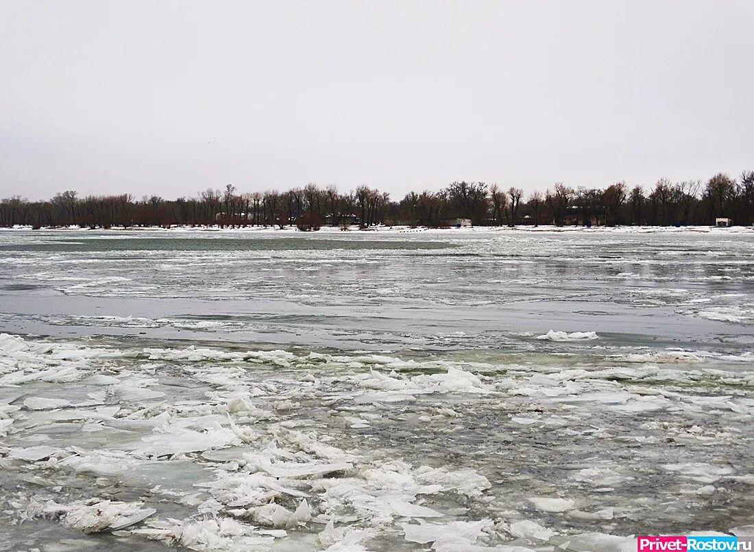 Все взморье утопает в свежем снегу. Лед на реке. Речка Донец.