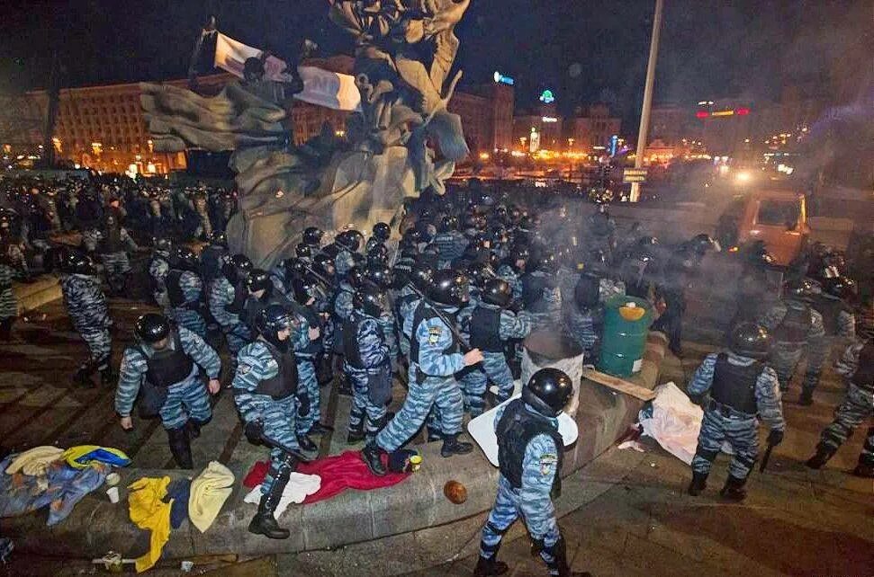Беркут киев майдан. Евромайдан на Украине в 2014 Беркут. Киев площадь независимости Евромайдан.