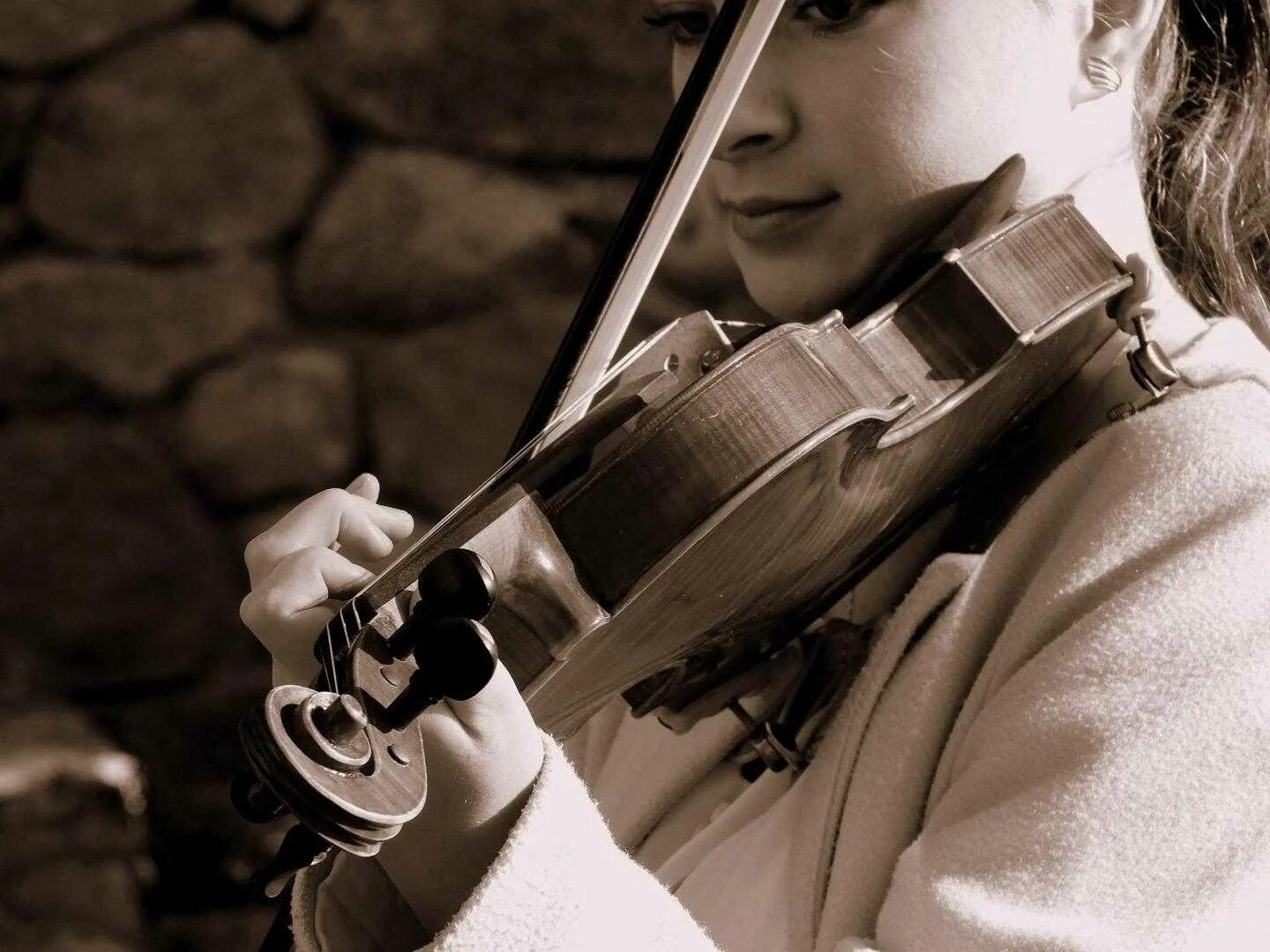 Скрипка красивая музыка слушать. Наталья Прищепенко скрипачка. Жанна тогананян скрипка. Игра на скрипке. Скрипач девушка.